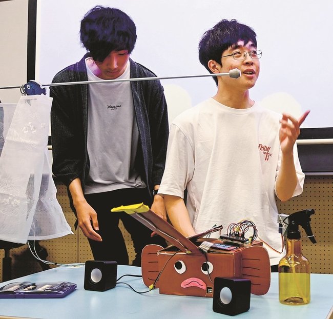 自分たちで開発した装置を説明する学生＝松江市西川津町、島根大学