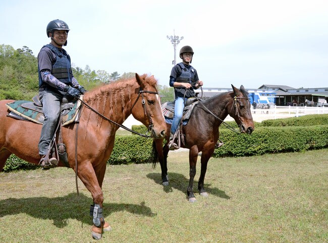 馬にまたがるスタッフ＝浜田市金城町久佐、かなぎウェスタンライディングパーク