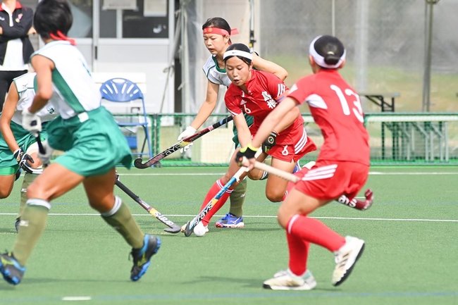 【ホッケー少年女子決勝・島根－岐阜】攻める島根の選手＝伊万里市伊万里ホッケーフィールド