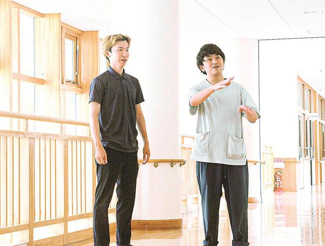 ワークショップの会場を視察し、構想を練る竹内大樹さん（左）と本多大和さん＝大田市温泉津町湯里、湯里まちづくりセンター