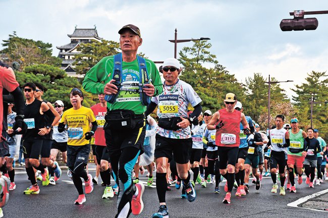 松江城前を力走するランナー=松江市殿町