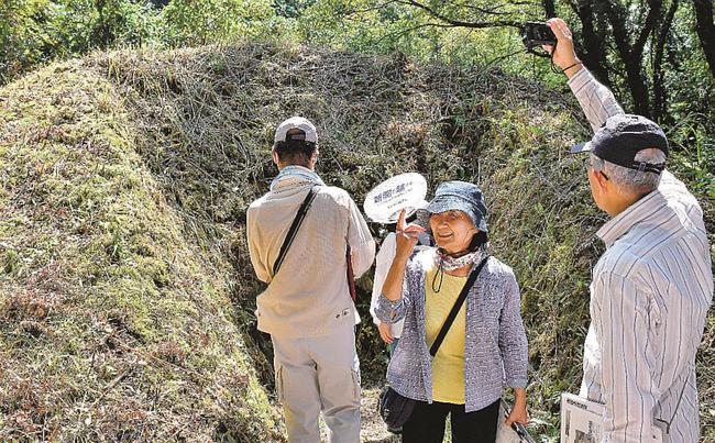 林古墳群の前方後円墳内部の石室を観察し、外に出た参加者＝松江市玉湯町