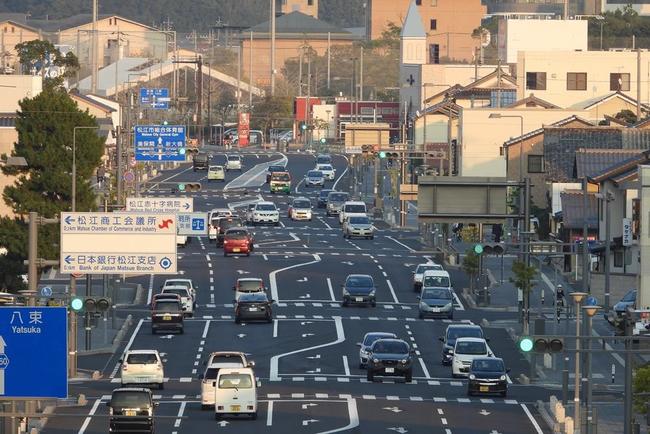 望遠レンズで撮影した松江市の大手前通り