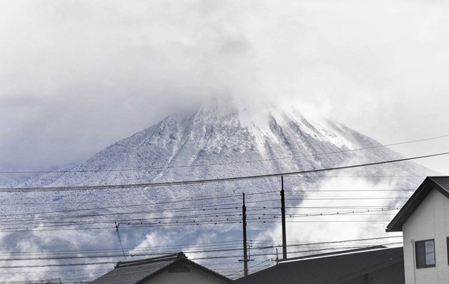 雪に覆われた大山＝2023年11月13日