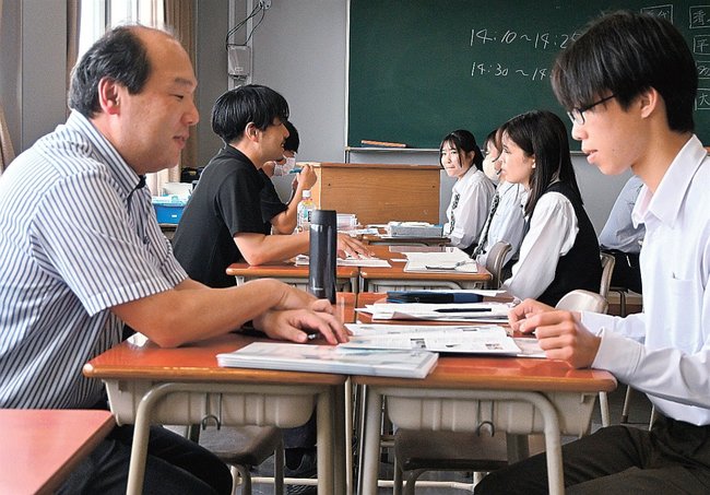 技術士（左）から説明を受ける松江高専の学生＝松江市西生馬町