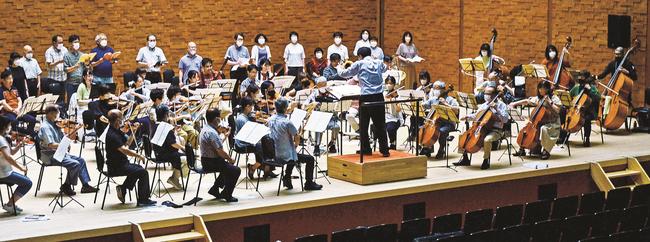 リハーサルをする出演者たち＝安来市飯島町、アルテピア