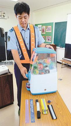 安来署が導入した「交通安全カプセルトイ」。手前は夜光反射材グッズ＝安来市大塚町、大塚交流センター