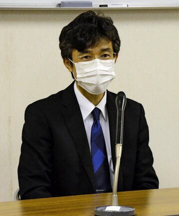 報道陣の取材に応じる米子松蔭高校の長崎成輝校長（１７日）＝米子市車尾、どらドラパーク米子市民球場