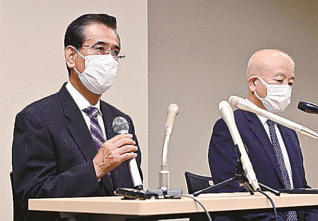 記者会見する、公選法違反の罪に問われた元広島市議（左）。供述を誘導されたとして無罪を主張している＝１０月２６日、広島市