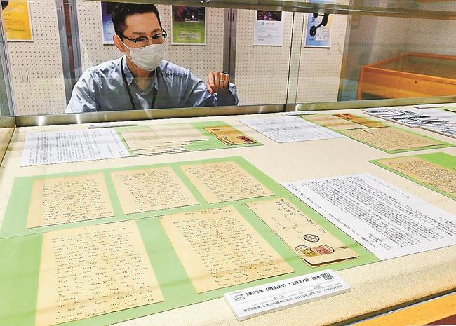 展示替え後に、小泉八雲直筆の書簡を確認する職員＝松江市西川津町、島根大付属図書館