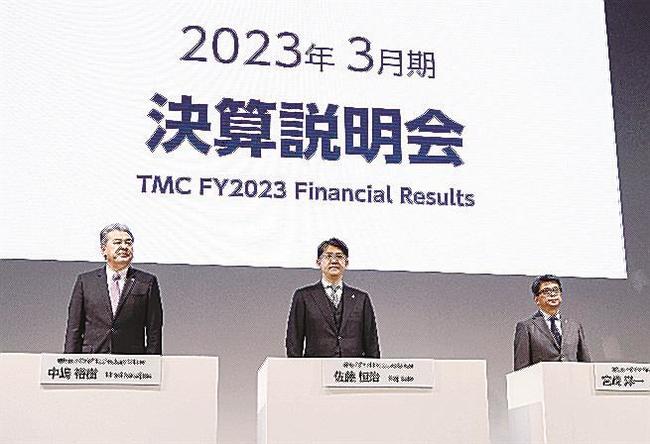 決算説明会に出席したトヨタ自動車の佐藤恒治社長（中央）ら＝１０日午後、東京都中央区