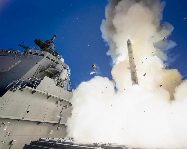 イージス艦から発射される迎撃ミサイル（海上自衛隊提供）