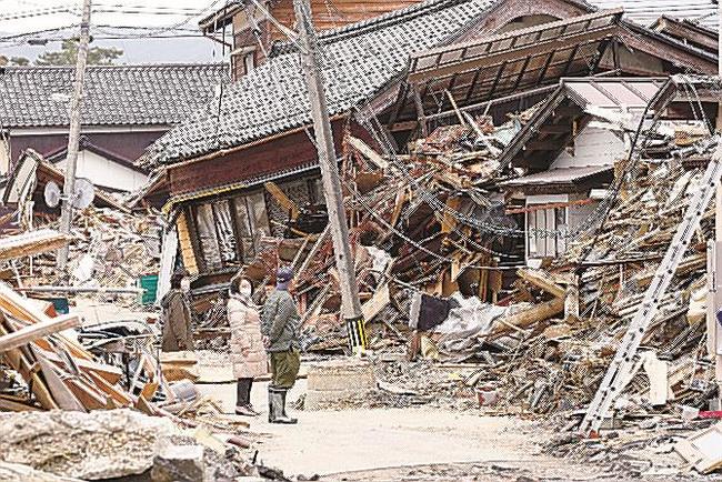 地震で倒壊した石川県珠洲市宝立町の家屋＝３月２５日
