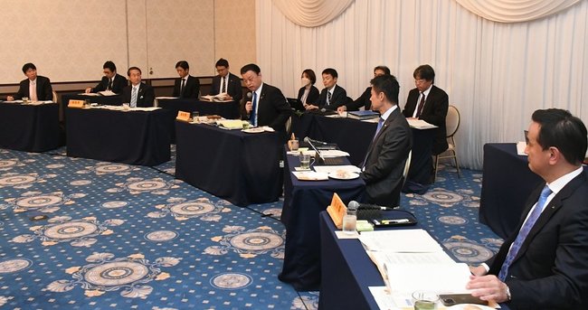「１０３万円の壁」見直しなどについて議論する中国地方５県の知事＝浜田市黒川町、島根浜田ワシントンホテルプラザ
