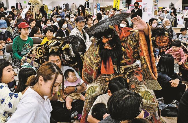 ＭＡＳＵＤＡ石見神楽ＷＥＥＫの開幕直後、市民と触れ合う益田市石見神楽神和会のメンバーら＝益田市常盤町、キヌヤ益田ショッピングセンター