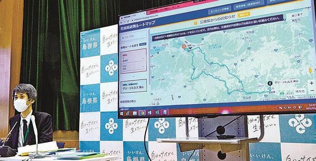 ウェブサイトで運用を始めた避難ルートマップを説明する島根県原子力防災対策室の小村章治室長=松江市殿町、県庁