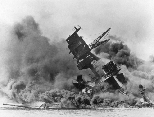 真珠湾攻撃で撃沈される戦艦アリゾナ＝１９４１年１２月７日、米ハワイ（ＡＰ＝共同）