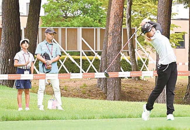 女子プロゴルファーの公式練習を見学する参加者＝鳥取県伯耆町丸山、大山平原ゴルフクラブ