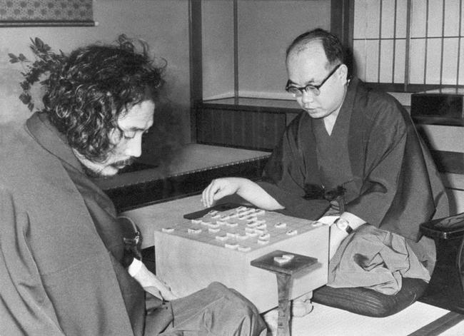 タイトル戦で大山康晴名人（右）に挑んだ挑戦者の升田幸三九段＝1966年6月、東京都内
