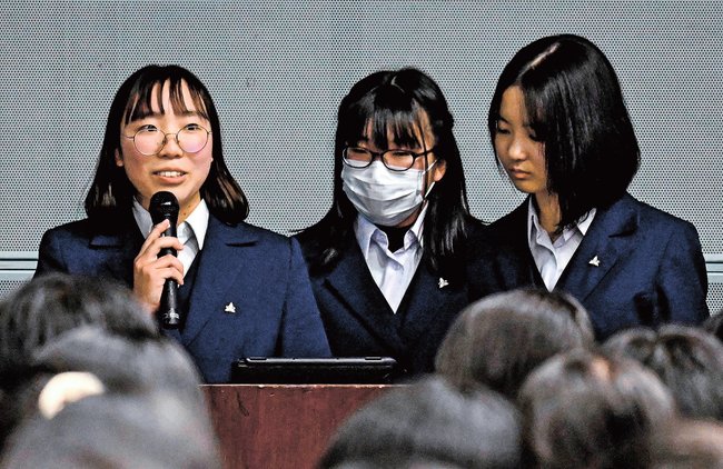 研修で経験したことを発表する生徒＝松江市学園南１丁目、くにびきメッセ