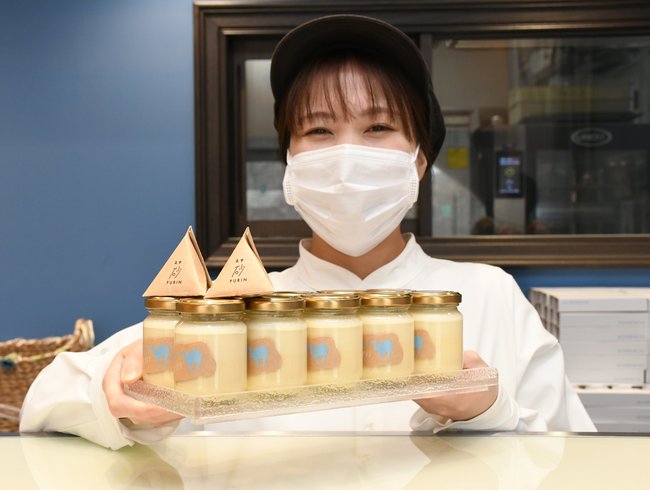 砂プリンをＰＲする「Ｔｏｔｔｏ　ＰＵＲＩＮ」の店員＝鳥取市福部町湯山