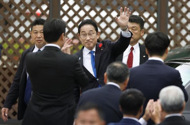 街頭演説を終え、ＳＰらに囲まれ車に乗り込む岸田文雄首相＝２０２３年10月、高知市内