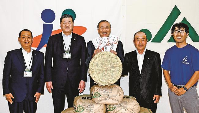 贈呈式に参加した関係者=松江市西川津町、JAしまねくにびき地区本部教育文化センターSan・San館