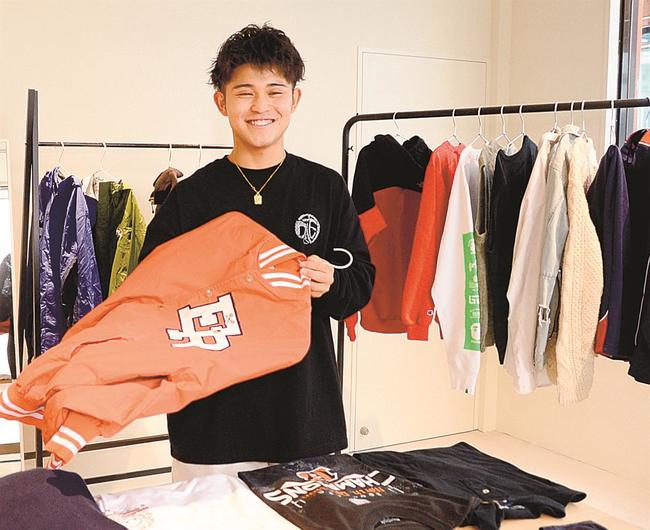 販売イベントの会場で、買い付けた古着を並べる重森空河さん=松江市天神町、BIOTOUP