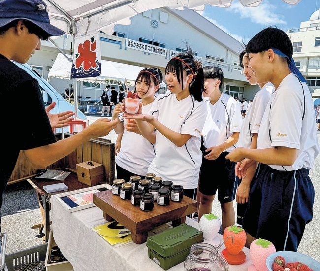 出店で安来のグルメを楽しむ生徒たち＝安来市佐久保町、安来高校