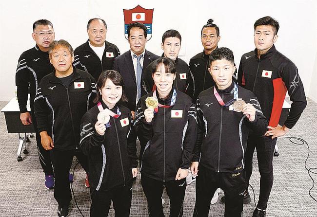東京五輪の報告会に出席した（前列左から）並木月海、入江聖奈、田中亮明ら＝１１日、東京都内（日本ボクシング連盟提供）