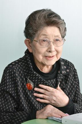 小野和子さん。５０年にわたって東北各地を歩き、民話を採訪した＝２０２０年２月、仙台市内（資料）