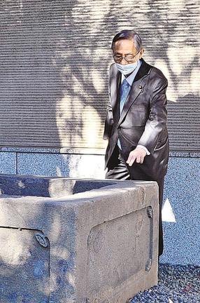 井戸枠と松江藩のゆかりを解説する細田博之衆院議長