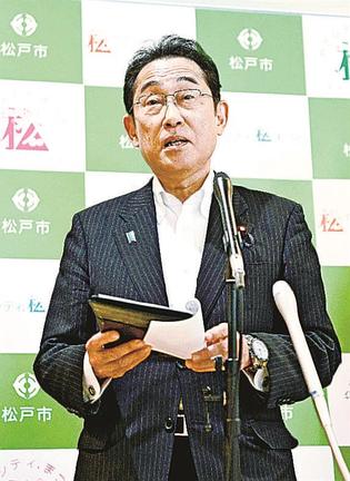 子育て支援施設を視察後、取材に応じる岸田首相=1日午前、千葉県松戸市(代表撮影)