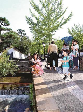 青空の下、本町通りで涼む子どもたち＝２０日午後４時１７分、島根県津和野町後田（石倉俊直撮影）