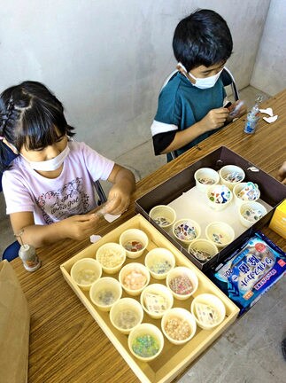 ワークショップを体験する子どもたち＝大田市大田町、島根建材公社