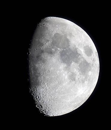 半月過ぎの月。欠けぎわに多くのクレーターが見える＝２０１９年７月１１日、三瓶自然館サヒメルの天文台で撮影（さつえい）