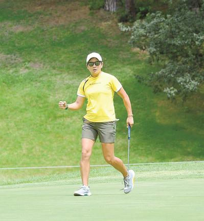 １７番でバーディーを決め、ガッツポーズする成田美寿々＝大山平原ゴルフクラブ