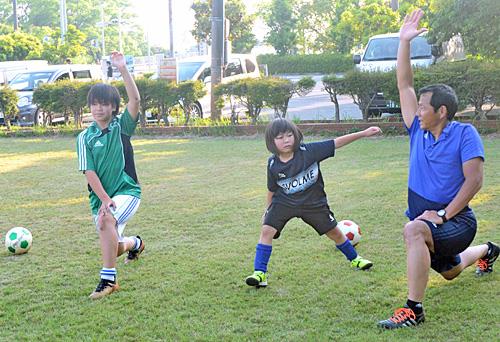 チームメートらと練習する加藤那由莉さん（左）＝境港市小篠津町