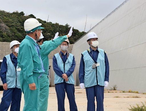 防波壁を視察する平井伸治知事（右）ら＝松江市鹿島町片句、島根原発