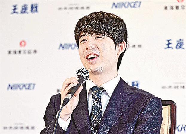 将棋界初の全八冠制覇から一夜明け、笑顔で記者会見する藤井聡太王座＝１２日午前、京都市