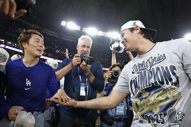 米大リーグ、ブルージェイズとのワールドシリーズ第7戦を制して2連覇を達成し、喜ぶドジャースの山本由伸投手(左)と大谷翔平選手∥2日、トロント(共同)