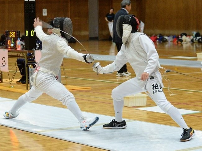 攻撃を避けポイントを狙う松江工の選手（右）