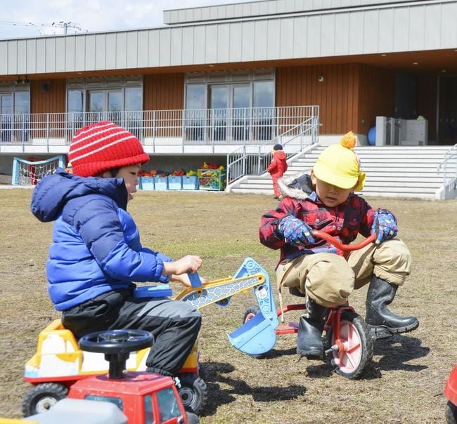 北海道厚沢部町に「保育園留学」し、認定こども園で遊ぶ子どもたち＝２０２２年４月