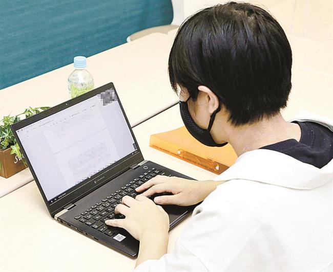 オンラインで受講する東京都内の私立大２年の新川美桜さん（仮名）＝７月、神奈川県内（画像の一部を加工しています）