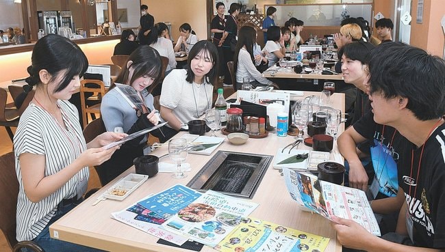 古里について話し合う学生たち=広島県三次市東酒屋町、広島三次ワイナリー