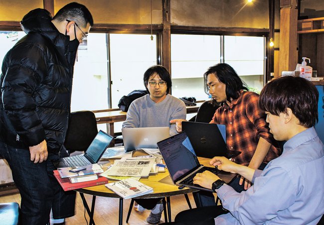 記事作りを体験する参加者=島根県津和野町森村、まちのオフィスQ+