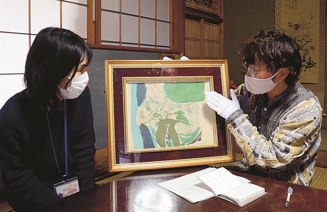 保管されていた三岸節子さんの作品を確認する長岡昌夫さん（右）と梅木里奈さん＝雲南市大東町大東