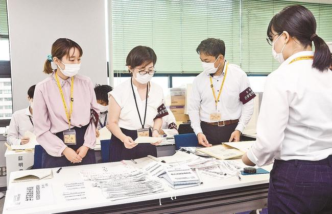 七つ道具を確認する挙管理委員会の職員＝松江市殿町、県庁