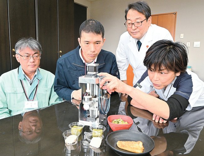 開発した簡易型測定装置で食材の硬さや粘り気を調べる関係者＝松江市東生馬町、東部島根医療福祉センター