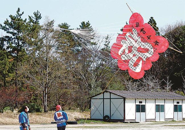 風に乗って舞い上がるいぐり凧＝島根県隠岐の島町栄町、西郷中学校グラウンド